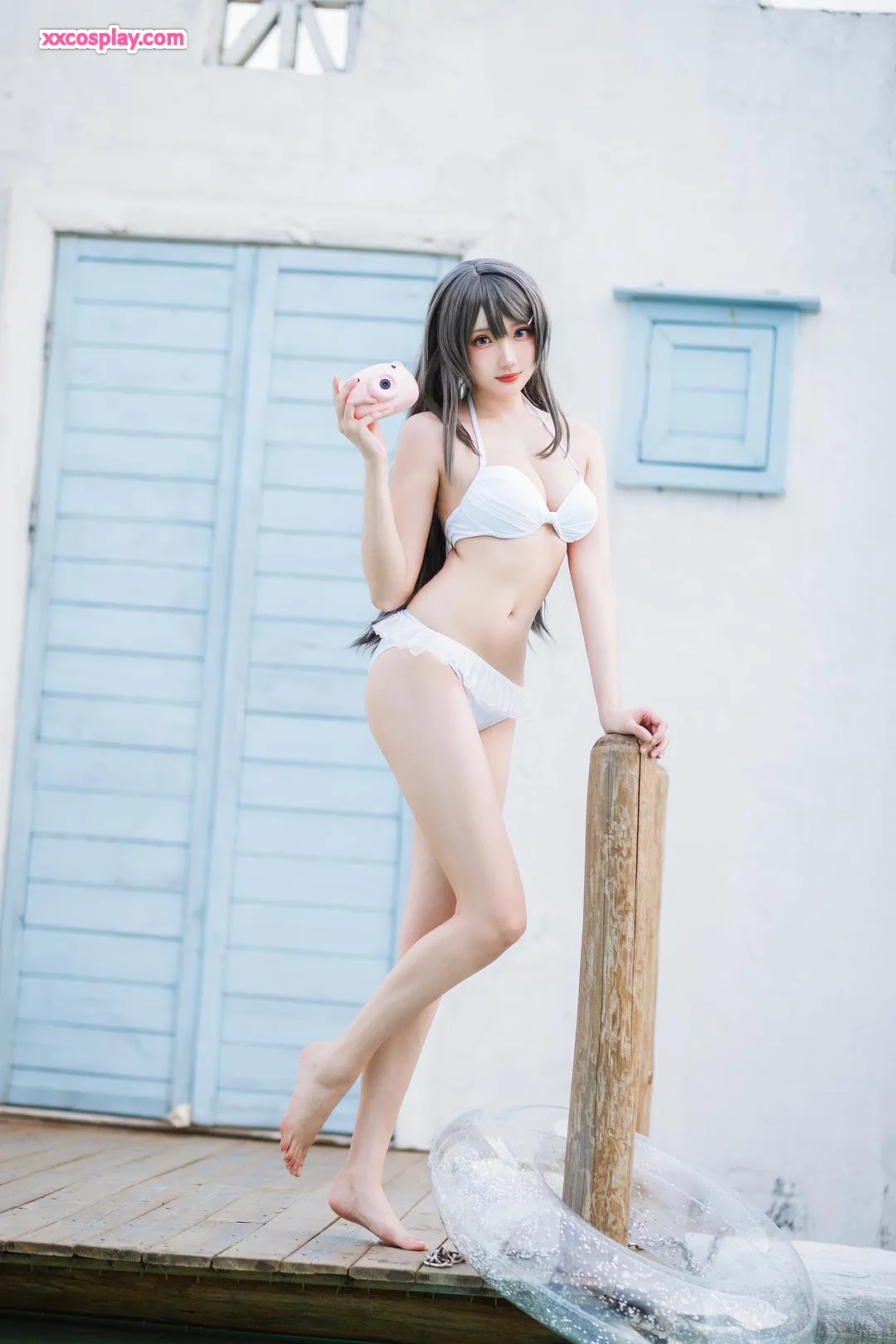 Guaxi Jiang bilang Mai Sakurajima sa Swimsuit