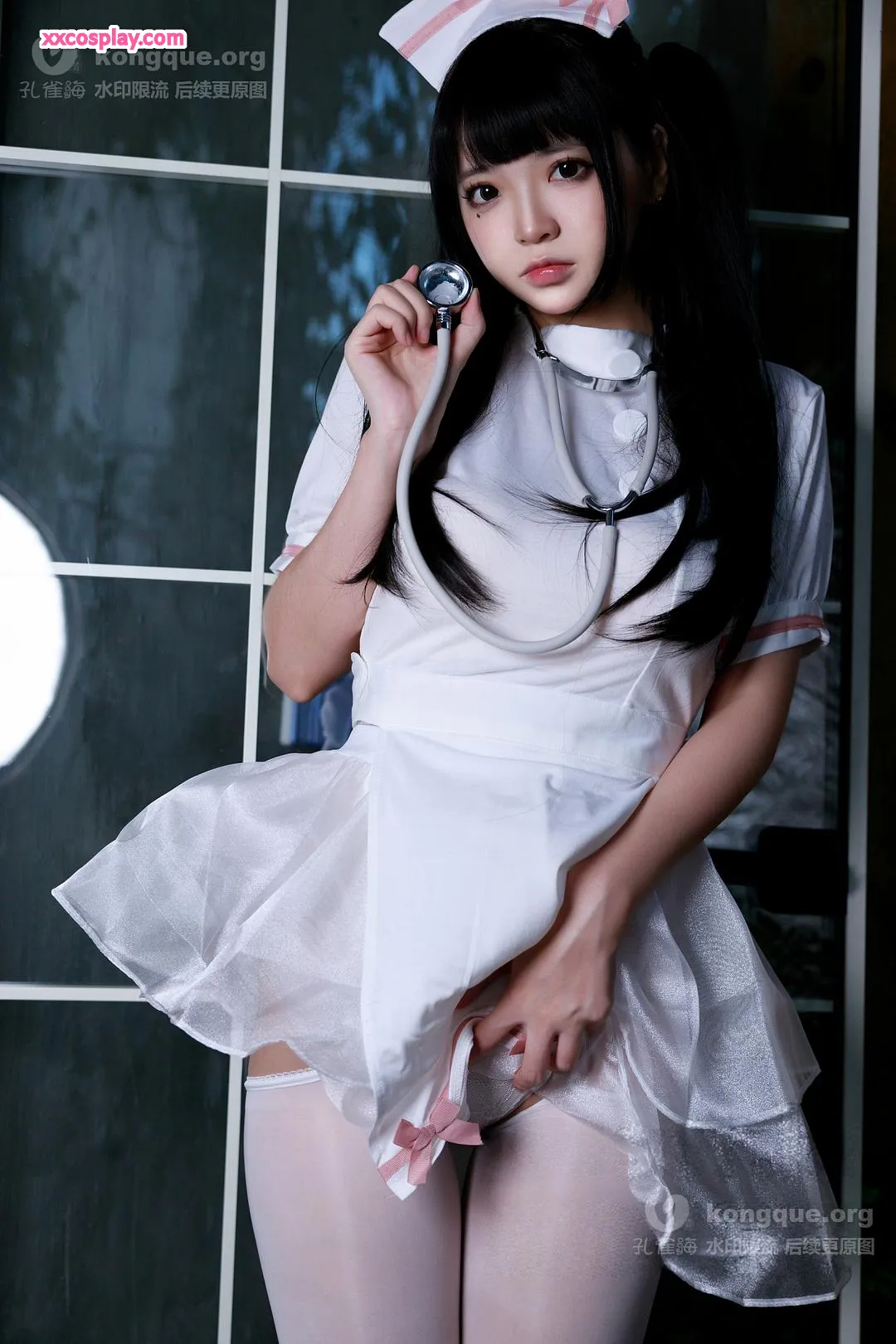 Feng Mao SS: Enfermeira com Meias Brancas Sensual