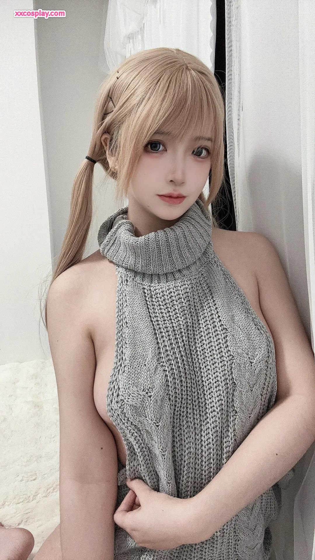 FengMaoSS: Nakakabighaning Backless Sweater