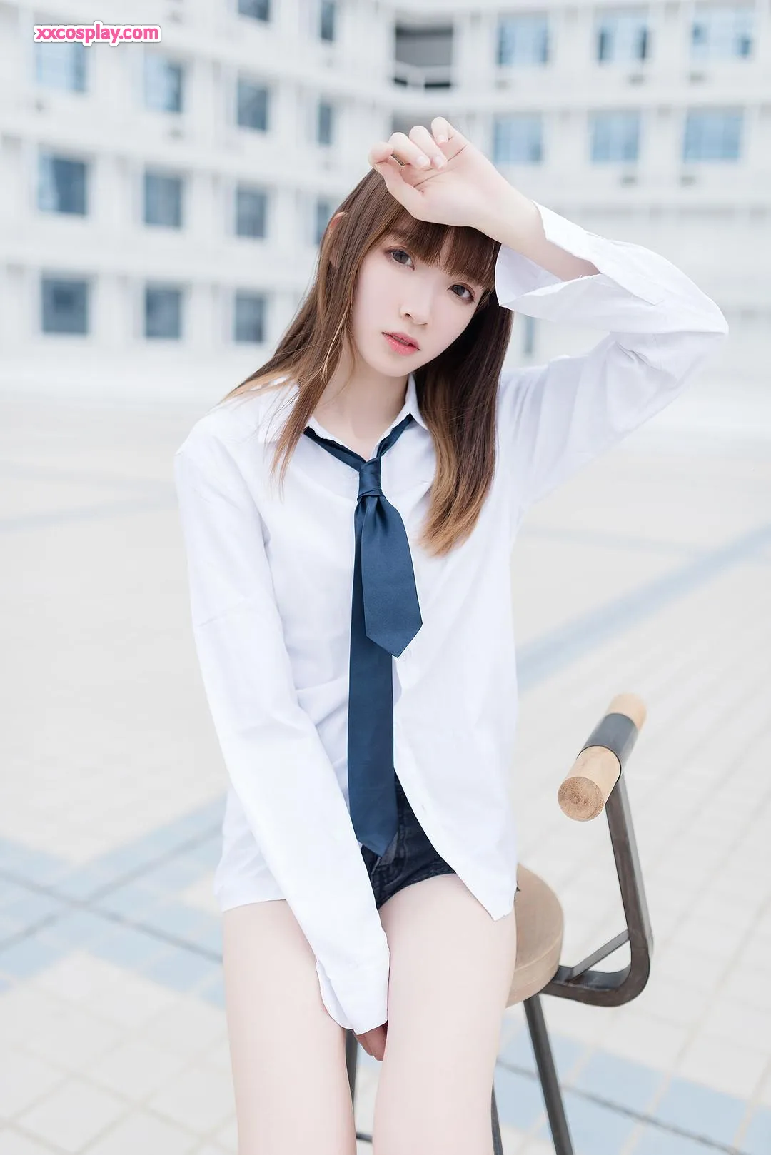祖木子：裸足白シャツ