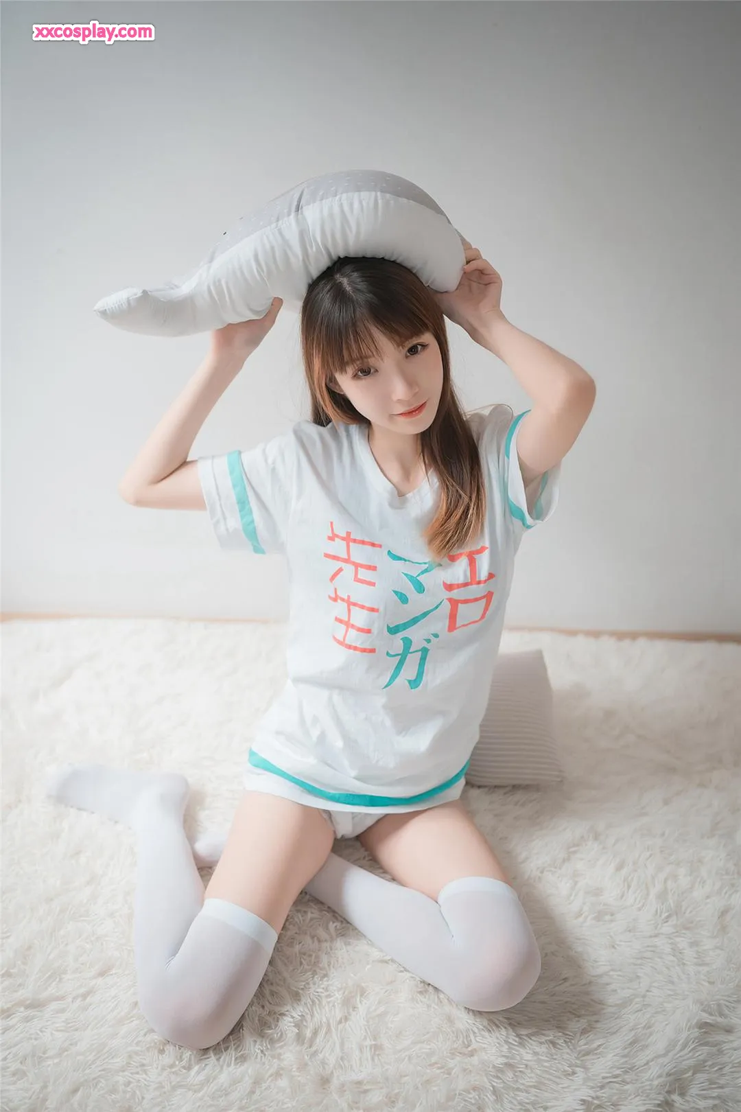주무자: 활력 넘치는 흰 스타킹 소녀