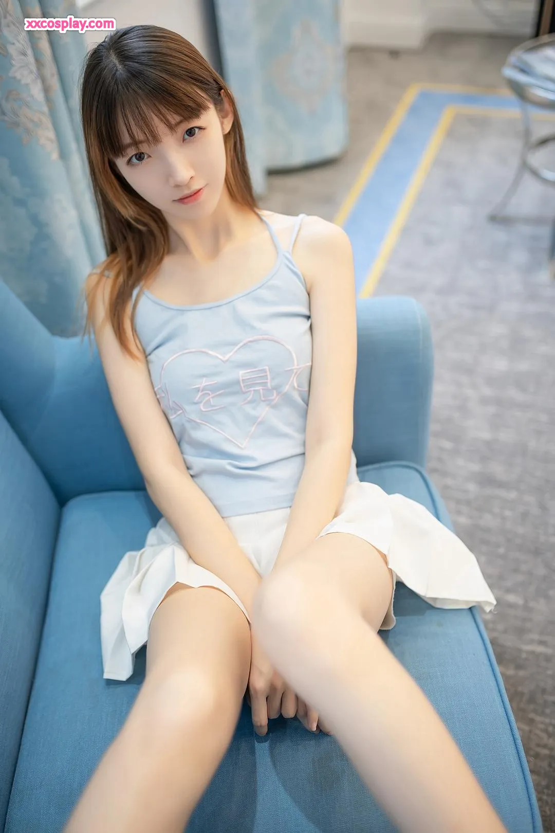 Zumu Zi : Jambes longues sexy pieds nus
