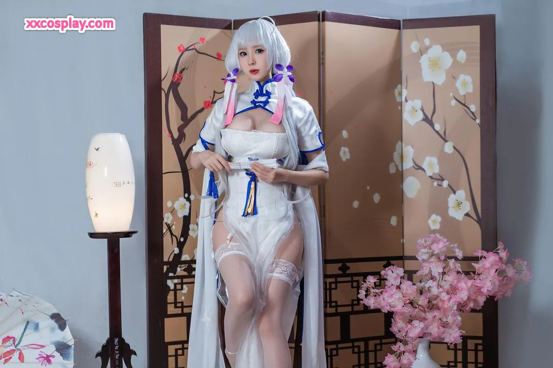 Si Saionji Nanka bilang Illustrious sa Elegante Qipao – Azur Lane Cosplay