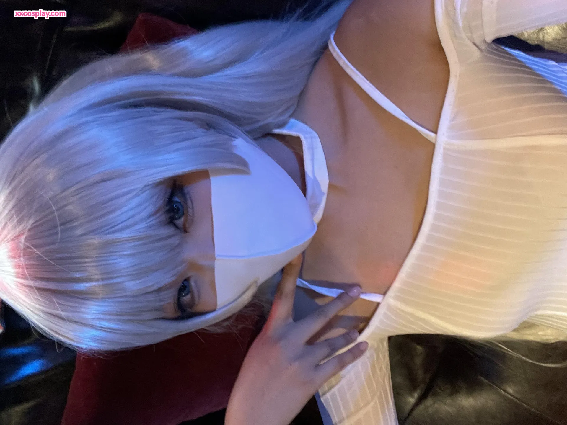 Xuan Xiao Xuejie: Stockings & Sneakers Selfies