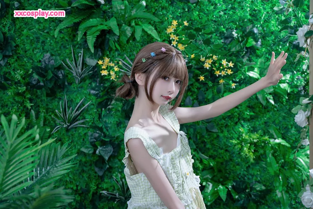 Lolita Gingham de Kinngyo dans un jardin enchanté