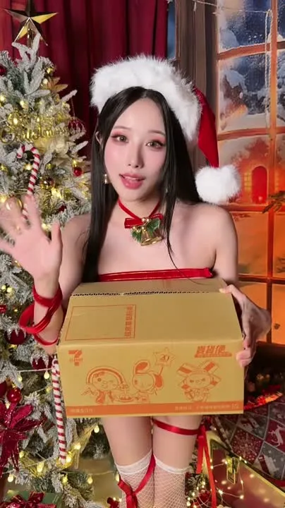 雨波_HaneAme cosplay album 雨波 HaneAme 2025 聖誕老人情趣內衣 - Video 44