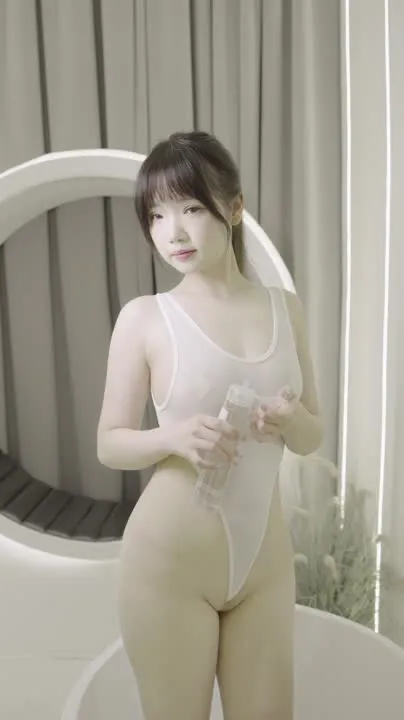 雪晴Astra cosplay album 雪晴Astra：牛奶丝透明黏滑体操服 - Video 64