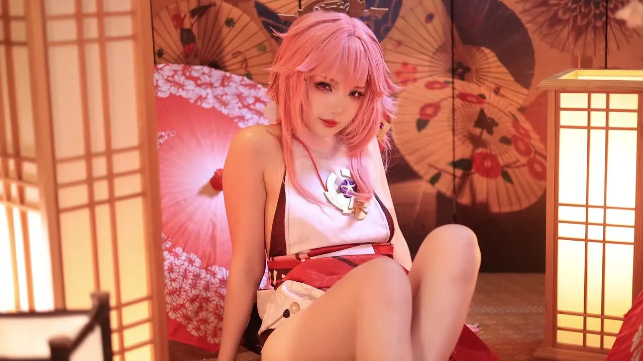 雪晴Astra cosplay album Xueqing Astra trong vai Yae Miko - Cosplay Genshin Impact - Video 63