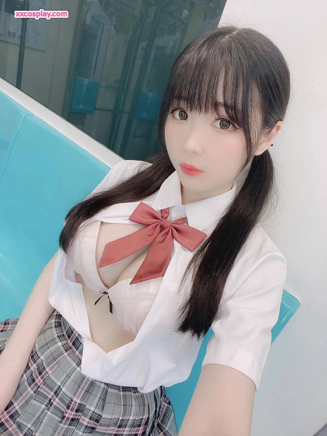 Shimo : Fille coquine en uniforme scolaire dans le métro
