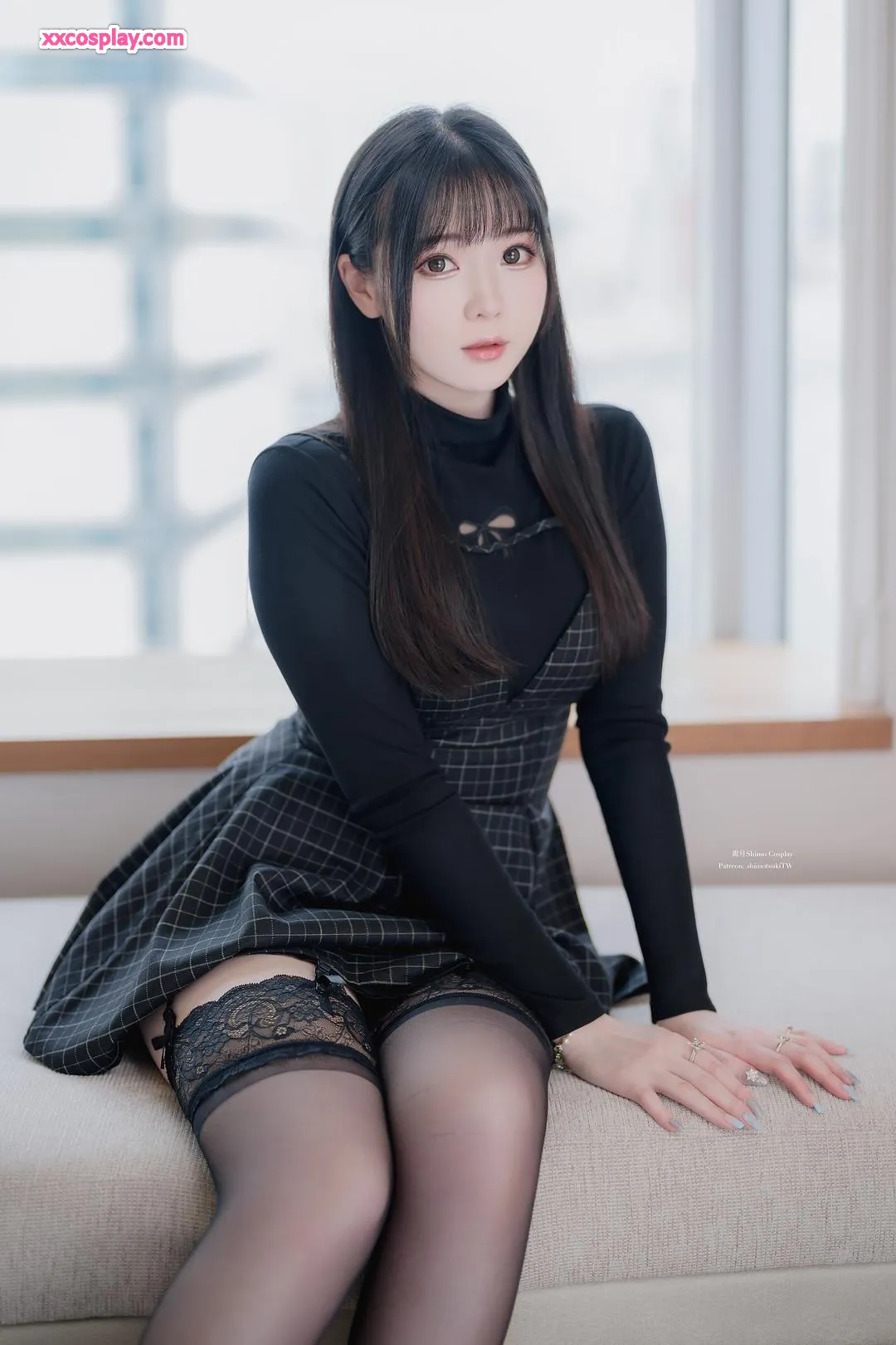 Shimo : Tenue Noire à Carreaux Séductrice dans un Hôtel Japonais