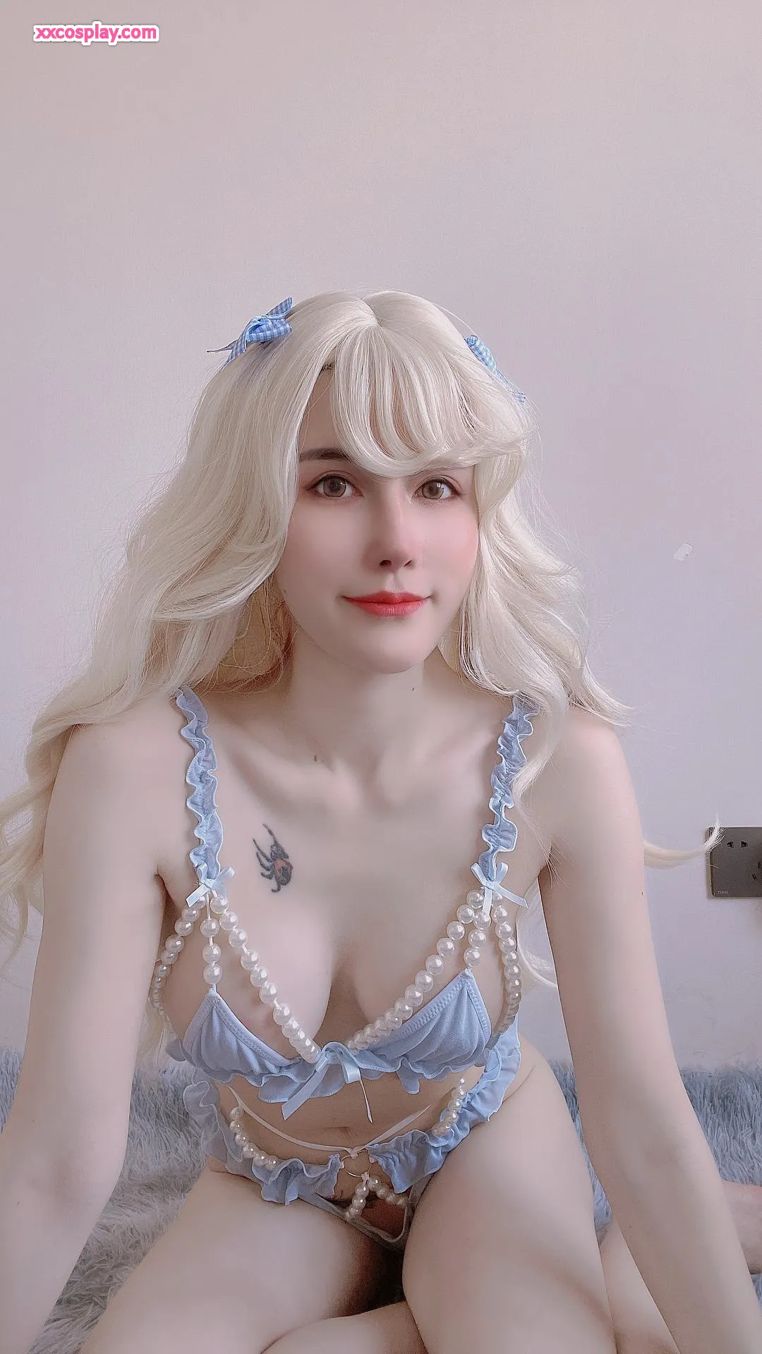 ลูบาซุย: สาวผมบลอนด์น่ารักในชุดชั้นในลูกปัดสีน้ำเงิน