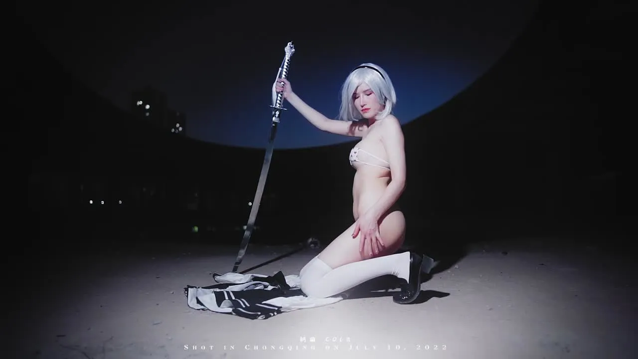 鹿八岁 cosplay album Lu Basui เป็น 2B ในซากปรักหักพัง - NieR: Automata - Video 34