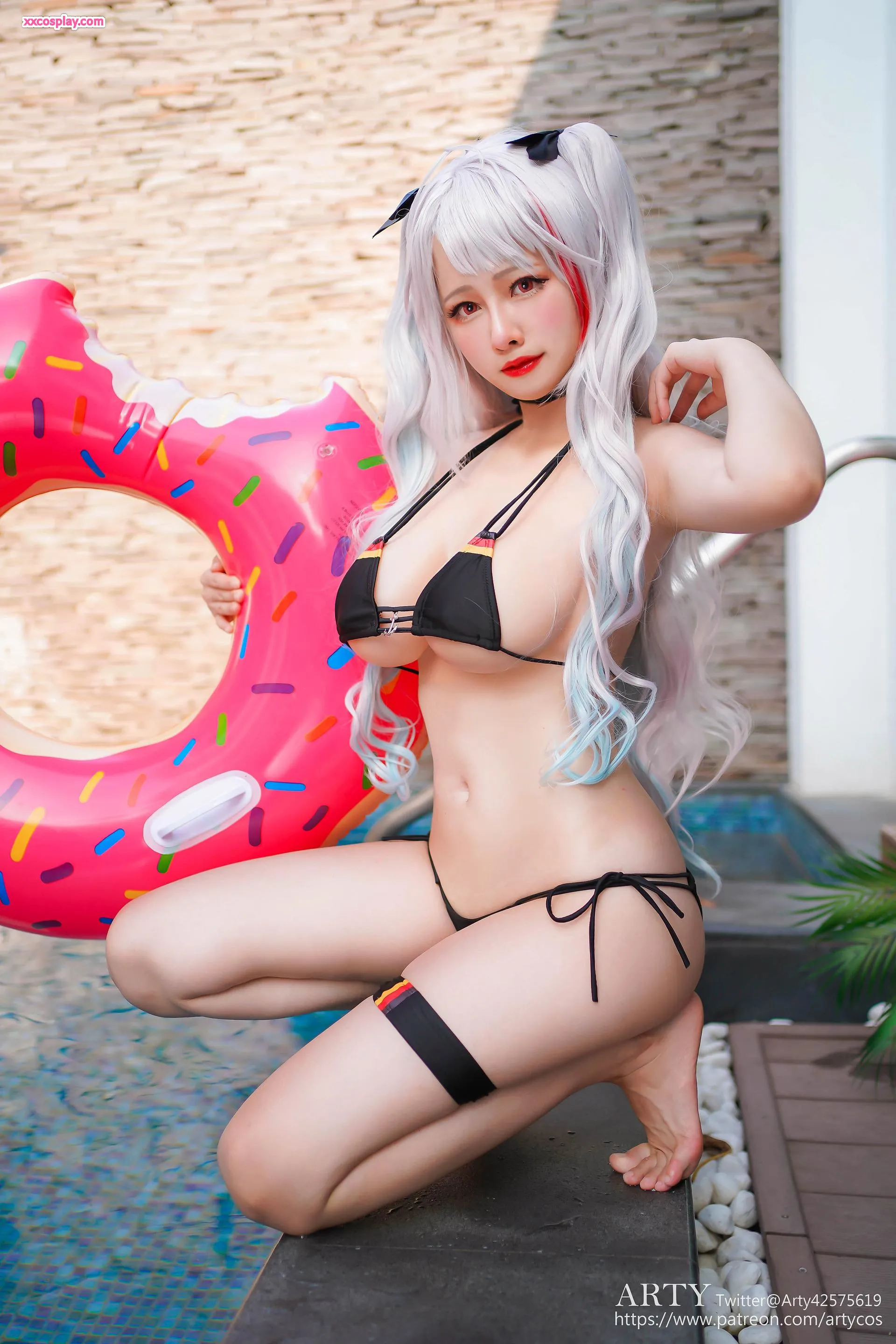 Arty sebagai Prinz Eugen: Bikini Menggoda di Pinggir Kolam