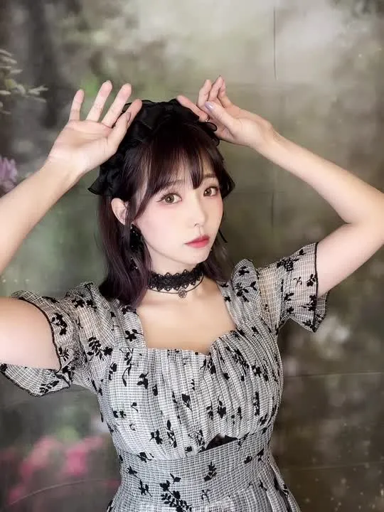 ElyEE子 cosplay album ElyEE子 - 雨上がりのバラ - Video 31