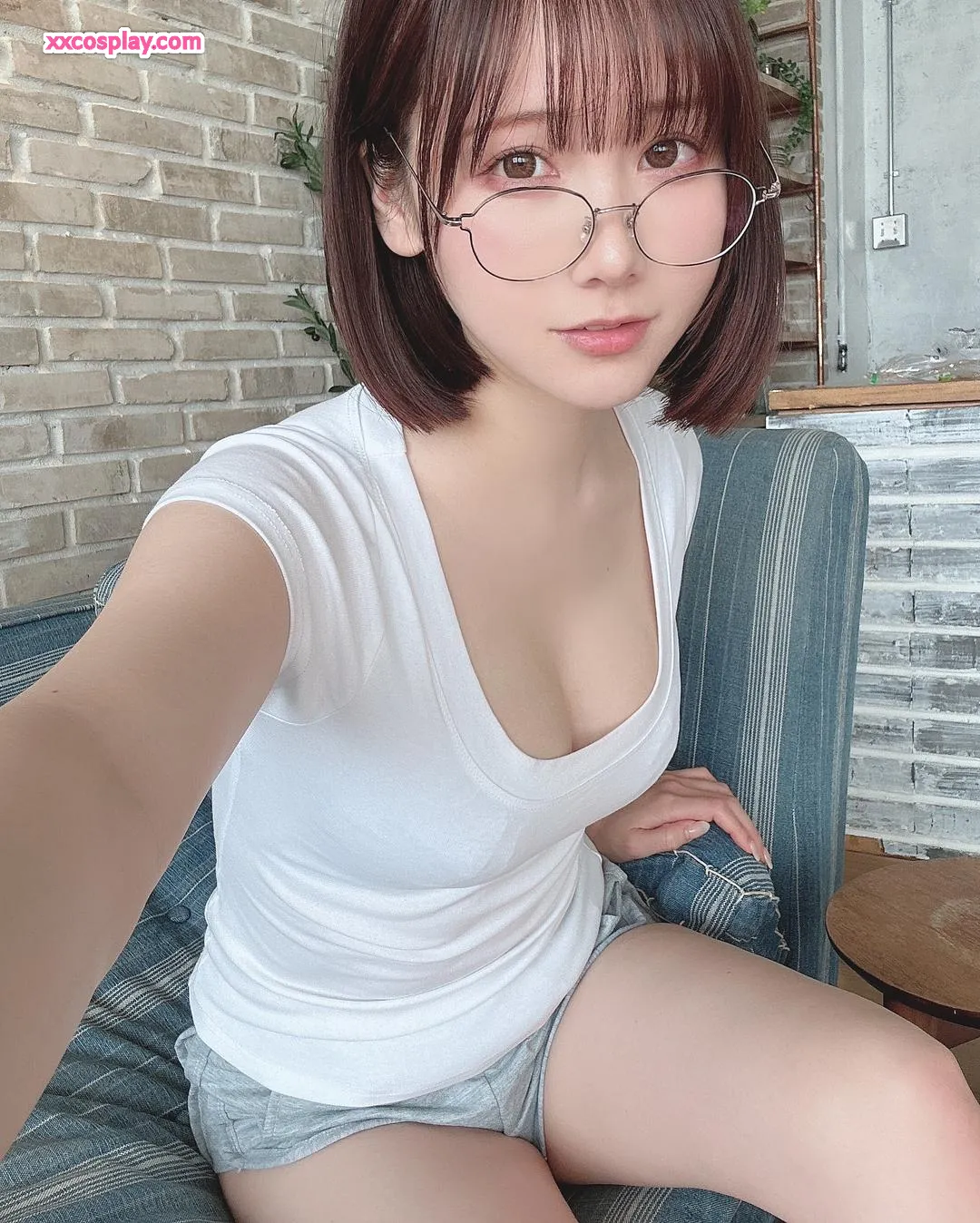 KenKen : Onee-san aux lunettes savoure une banane