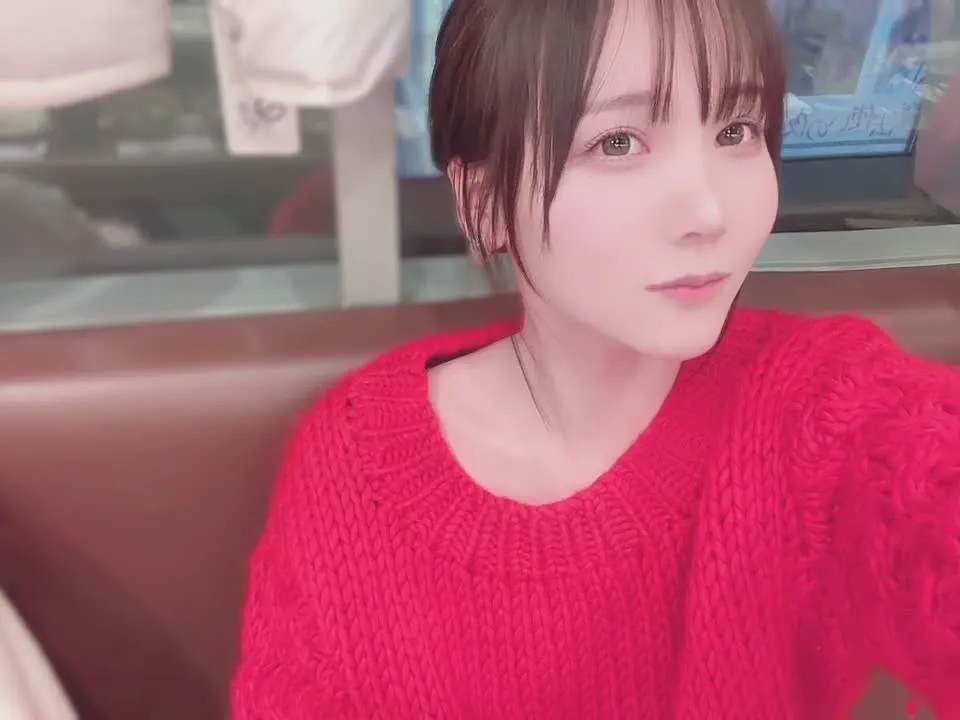 KenKen けん研 (けんけん) cosplay album KenKen 2022年ありがとう：セーターでビール乾杯 🐯 - Video 4