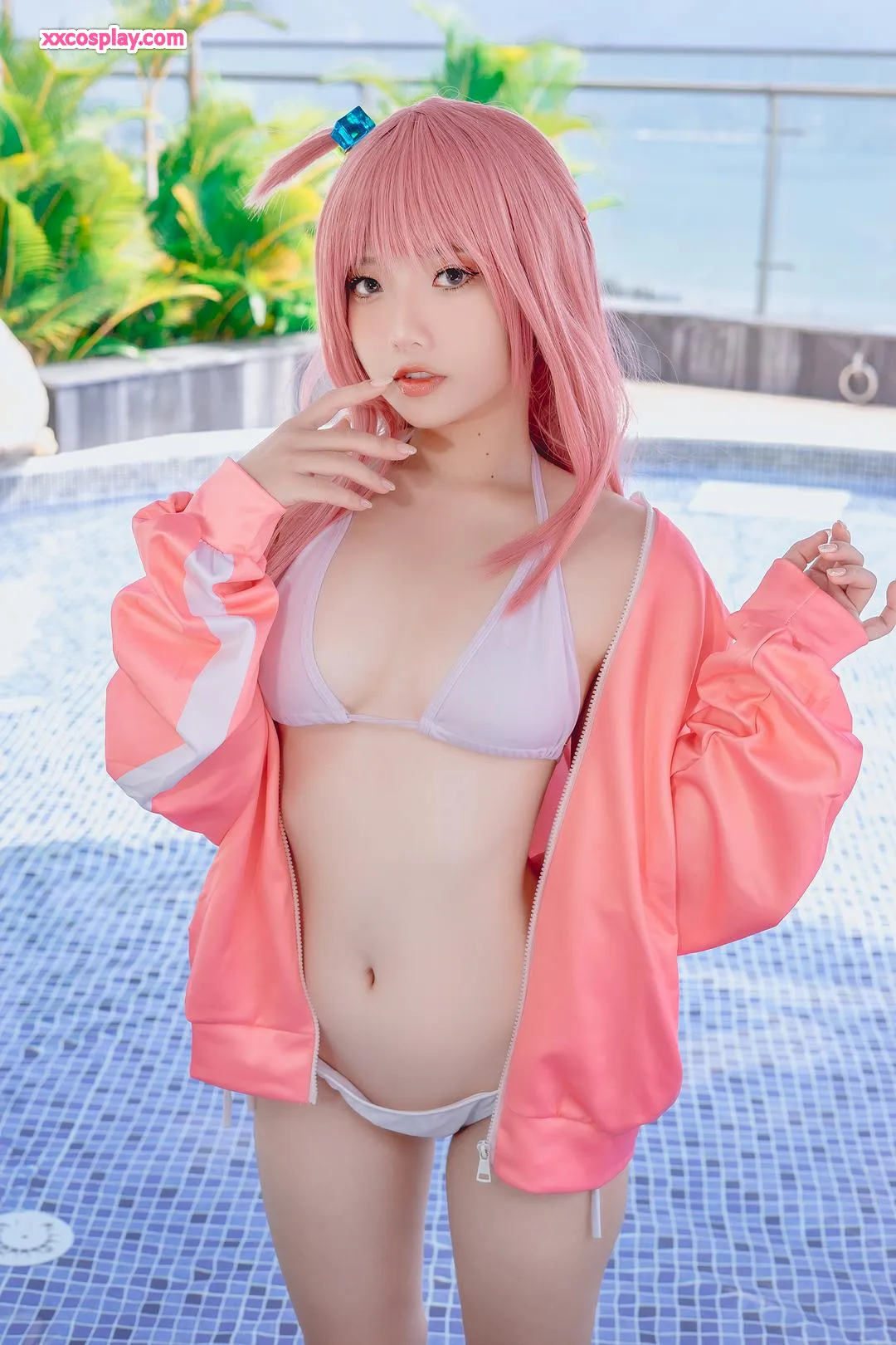 Messie Huang 演绎 Bocchi 泳装