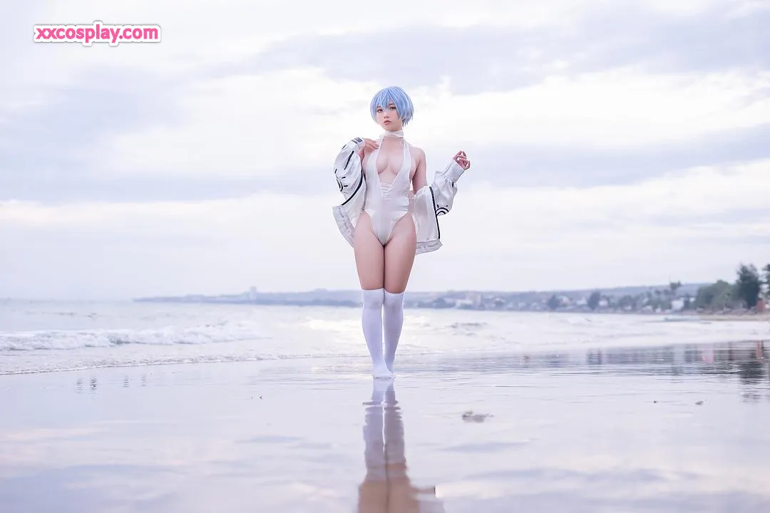 Messie Huang sebagai Rei Ayanami: Gravure Swimsuit Pantai