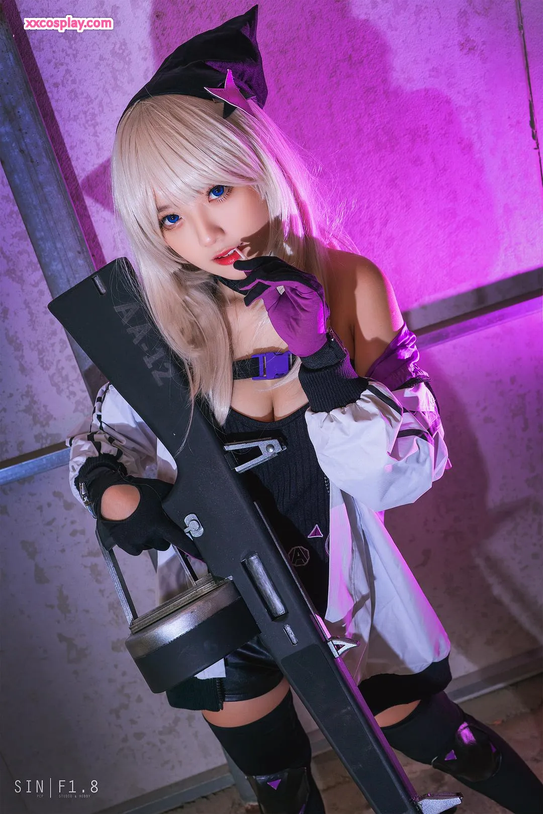 Messie Huang en Rapi - Cosplay Nikke