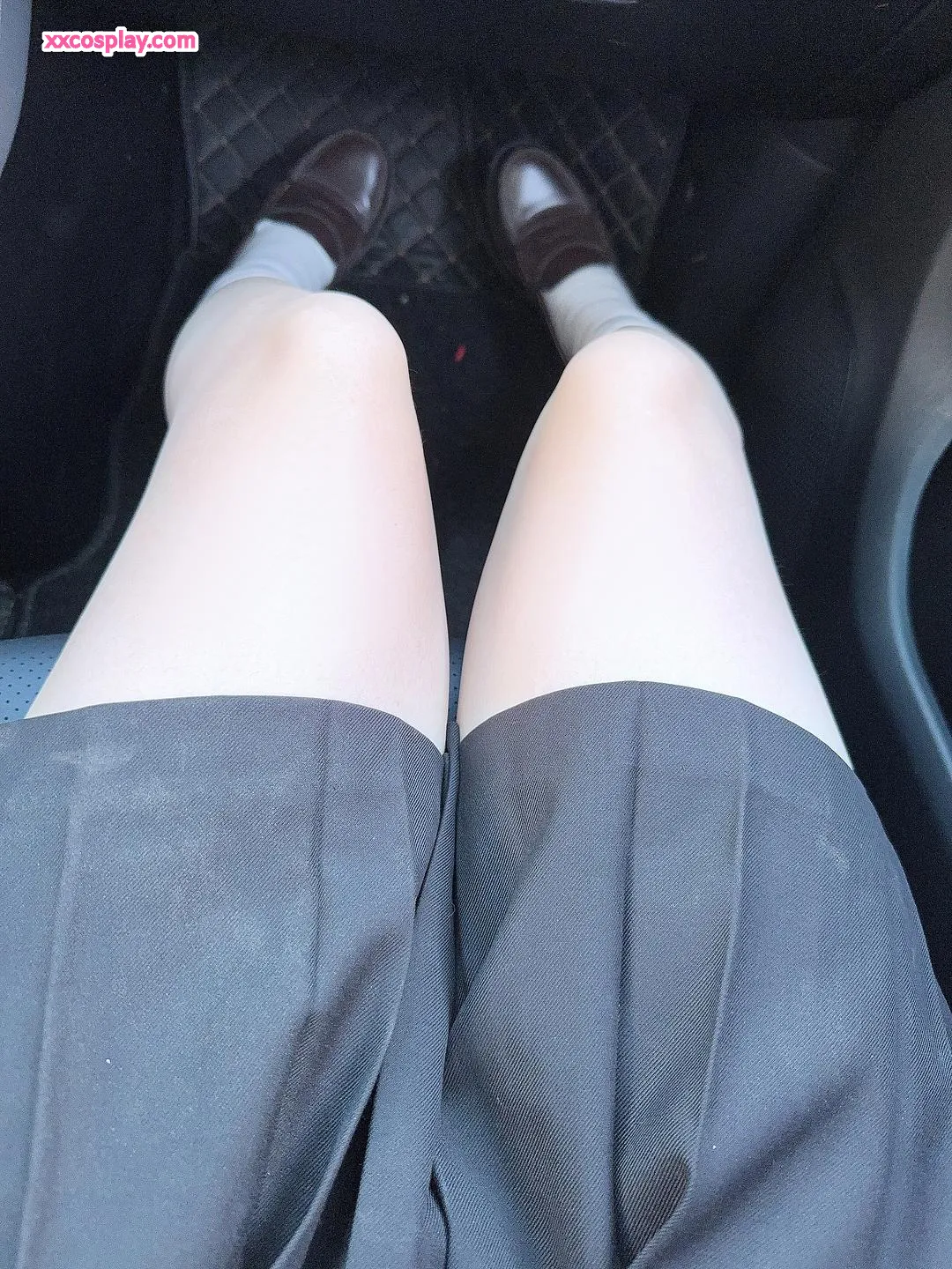 Nagesa Mamono Nyan : Fille en uniforme scolaire séductrice en voiture