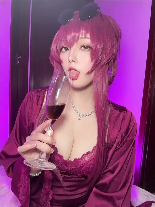 Natsuko夏夏子 cosplay album Natsuko夏夏子：卡芙卡睡衣诱惑 - 崩坏：星穹铁道 Cosplay - Video 36