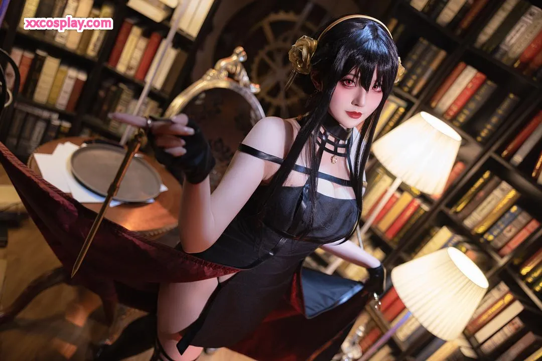 Natsuko夏夏子 as Yor Forger - Spy x Family Gravure