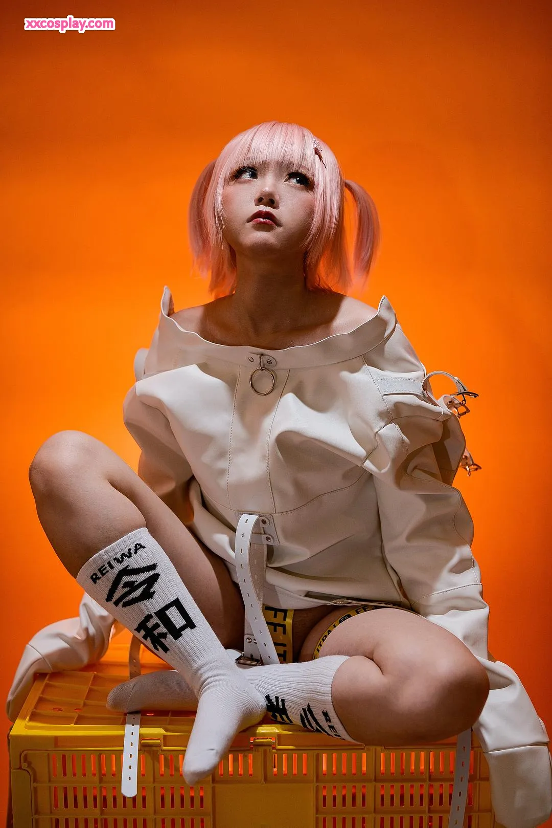Nikumikyo White Straitjacket Bondage