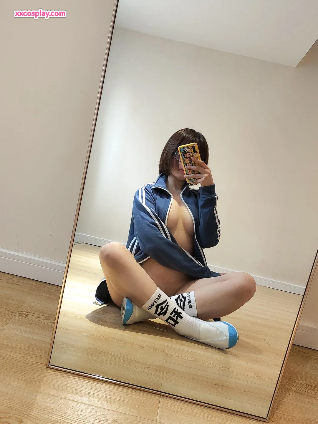 Nikumikyo 运动外套镜自拍写真