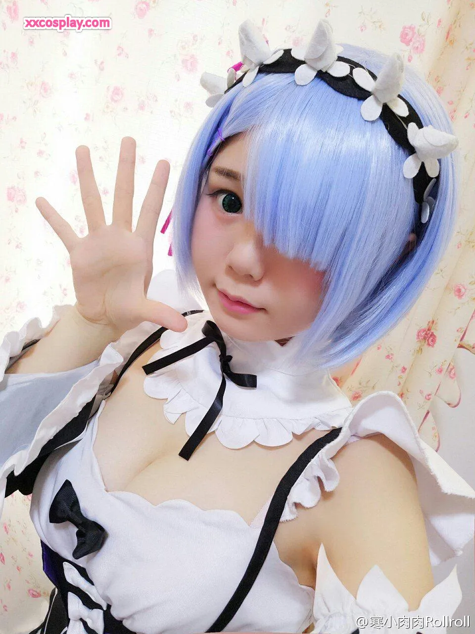 Nikumikyo as Rem - Re:Zero Maid Cosplay