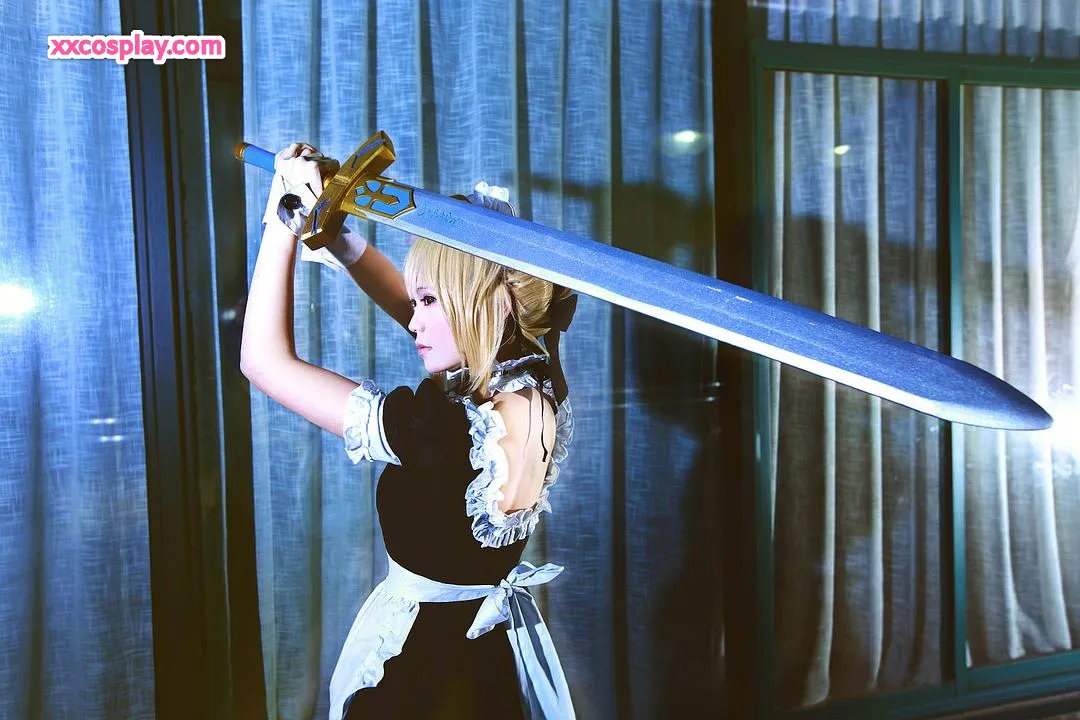 Nikumikyo Saber Maid Cosplay