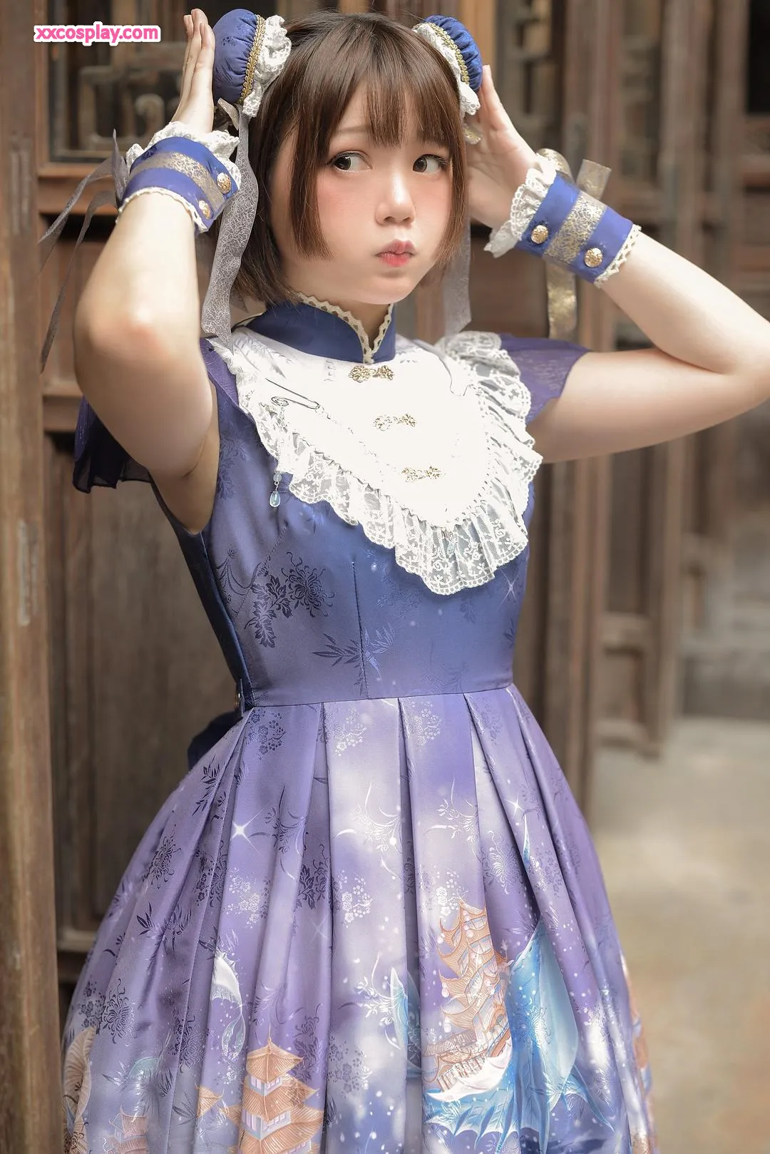 Nikumikyo Chinesischer Lolita im traditionellen Garten