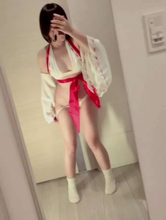 Nikumikyo cosplay album Nikumikyo的禁忌失禁：诱惑巫女Cosplay - Video 2