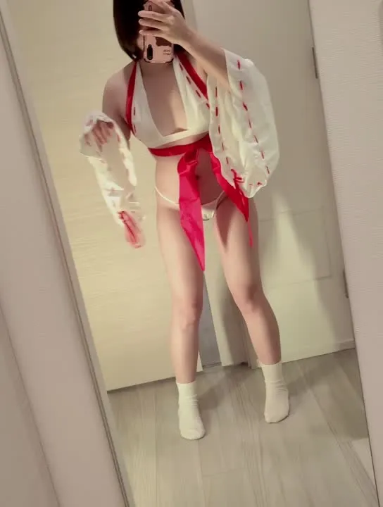 Nikumikyo cosplay album Nikumikyo的禁忌失禁：诱惑巫女Cosplay - Video 3