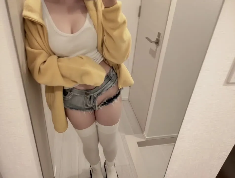 Nikumikyo cosplay album Nikumikyo in Ripped Jeans - Video 2