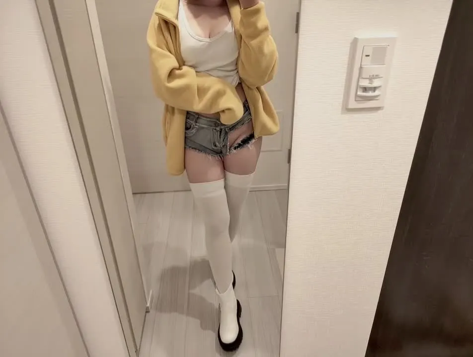 Nikumikyo cosplay album Nikumikyo in Ripped Jeans - Video 3