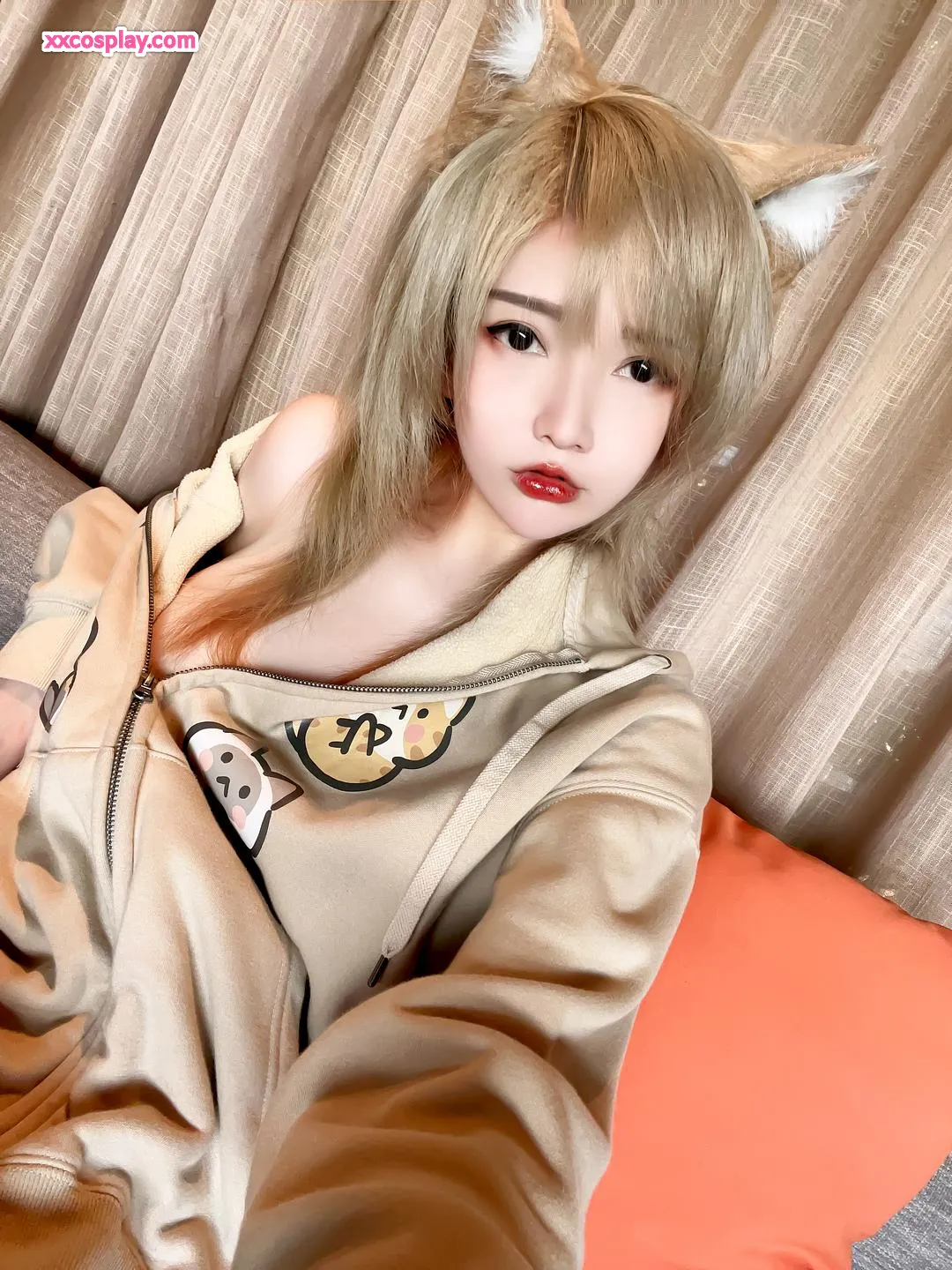 Potato Godzilla: Neko Chan Tóc Vàng Casual