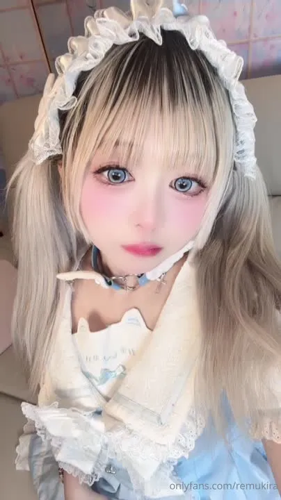 Remukira cosplay album Remukira : Femme de Ménage en Soie Blanche Séductrice - Video 9