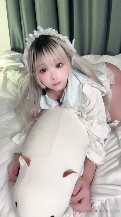 Remukira cosplay album Remukira : Femme de Ménage en Soie Blanche Séductrice - Video 10