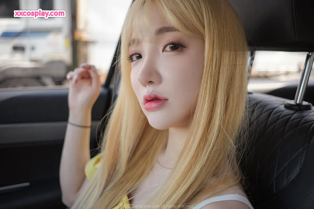 Son Ye-Eun : Gravure Robe Jaune Vibrante