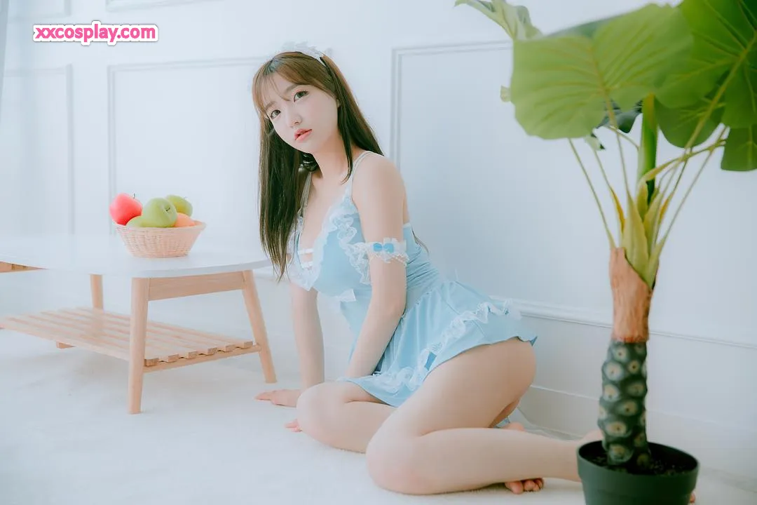 Son Ye-Eun : Lingerie en Dentelle Bleue Séductrice