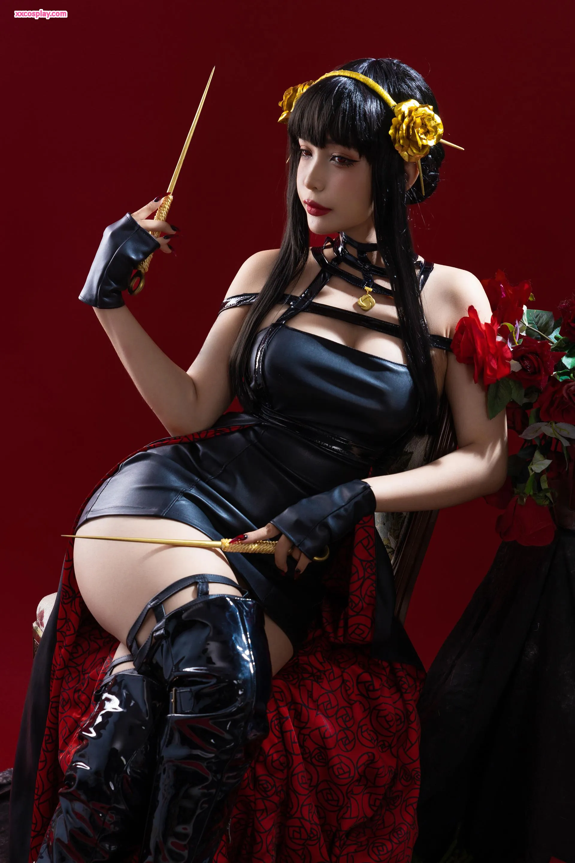 Umeko J en Yor Forger en Latex Séducteur