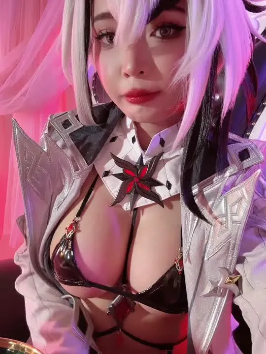 Umeko J cosplay album Umeko J en Arlecchino de Genshin Impact - Video 98