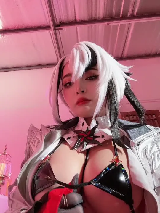 Umeko J cosplay album Umeko J en Arlecchino de Genshin Impact - Video 100