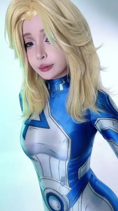 Umeko J cosplay album Umeko J en Sue Storm (Invisible Woman) - Video 99