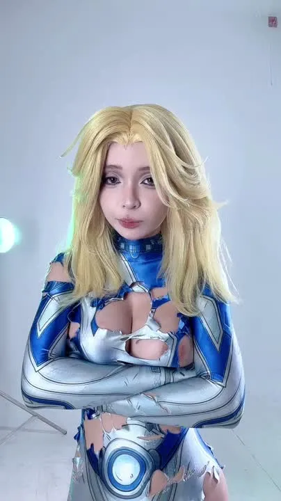 Umeko J cosplay album Umeko J en Sue Storm (Invisible Woman) - Video 100