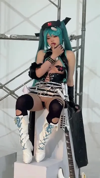 ZinieQ cosplay album ZinieQ 化身 Calne Ca：哥特护士摇滚少女 - Video 43