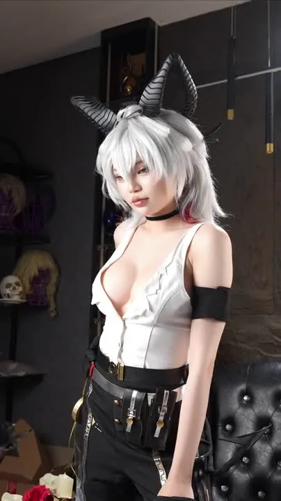 ZinieQ cosplay album ZinieQ bilang Zanni mula sa Wuthering Waves - Video 57