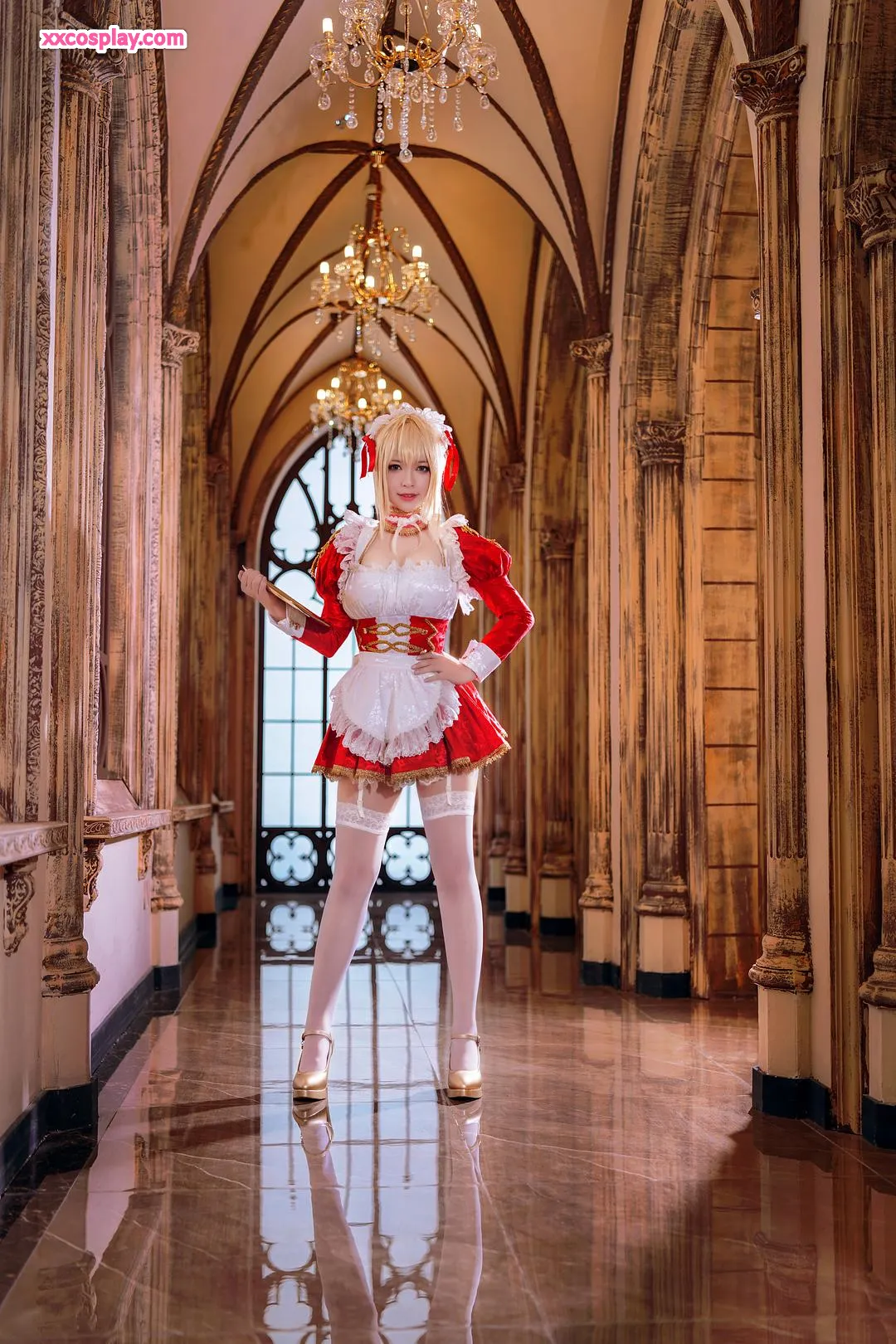 Banbanzi's Luxurious Red Maid Cosplay