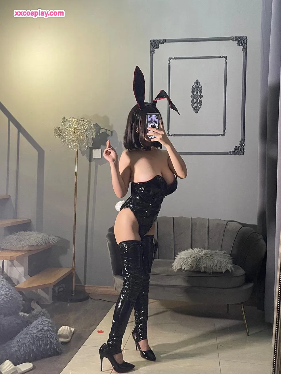 Moye 787 Sexy Latex Bunny Selfies